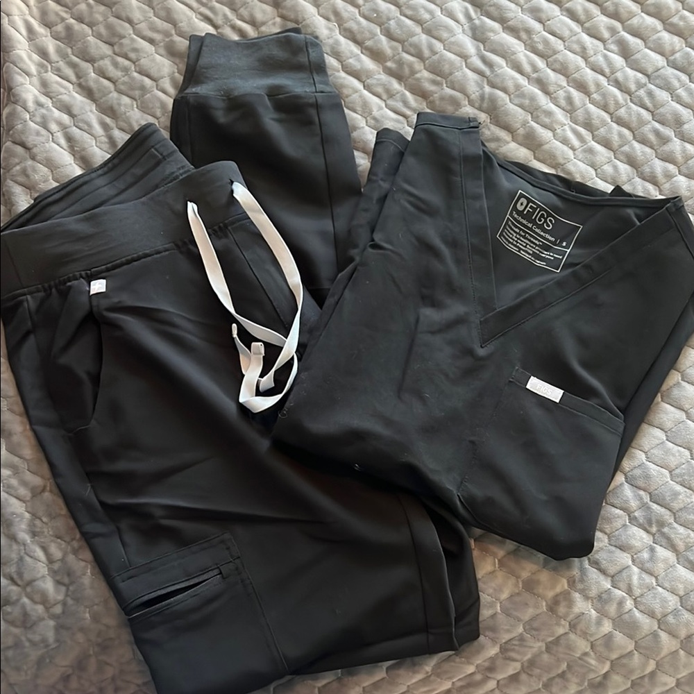 FIGS Woman’s Black Scrub Set